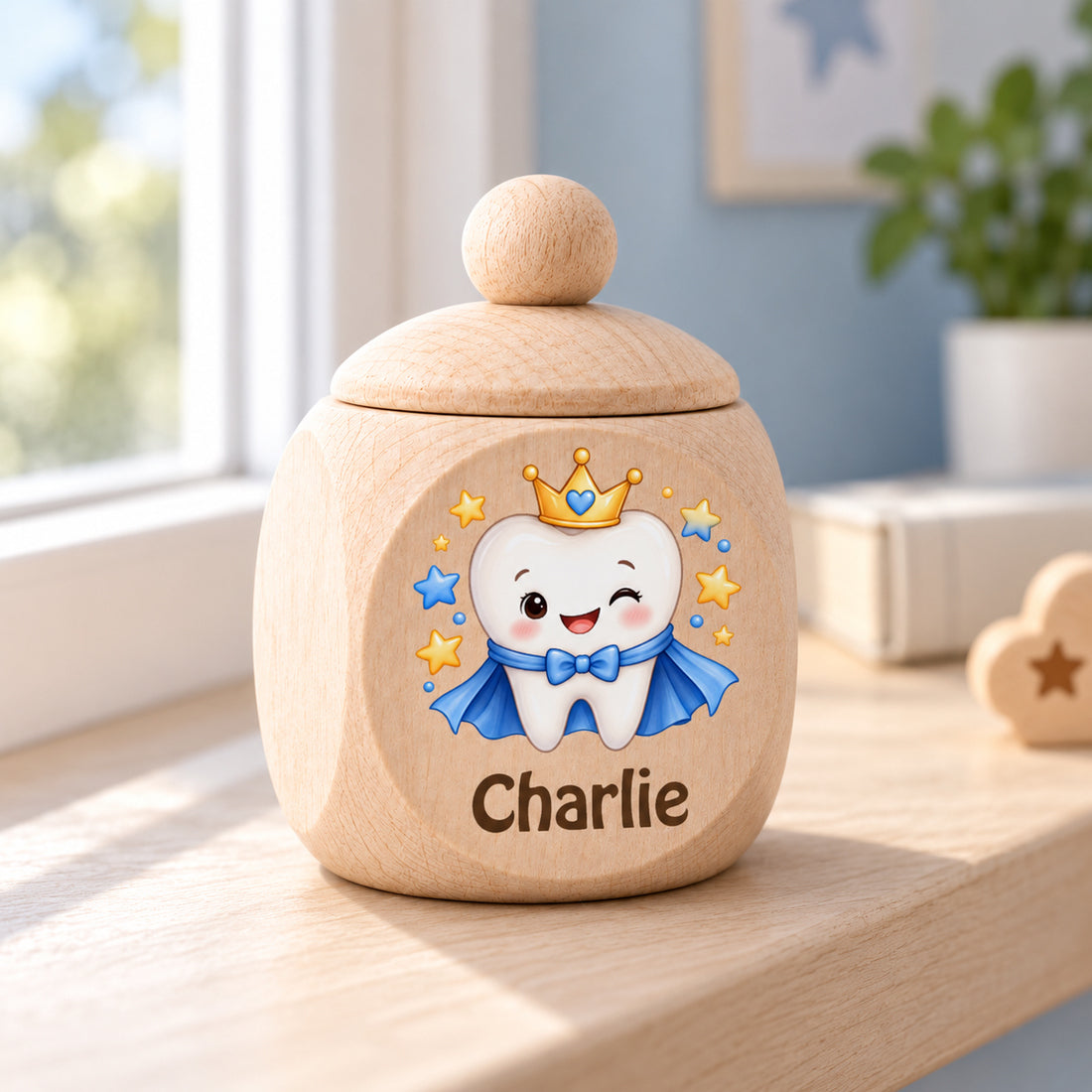 Zahndose aus Ahornholz mit Motiv Zahnprinz an einem hellen Platz im Kinderzimmer