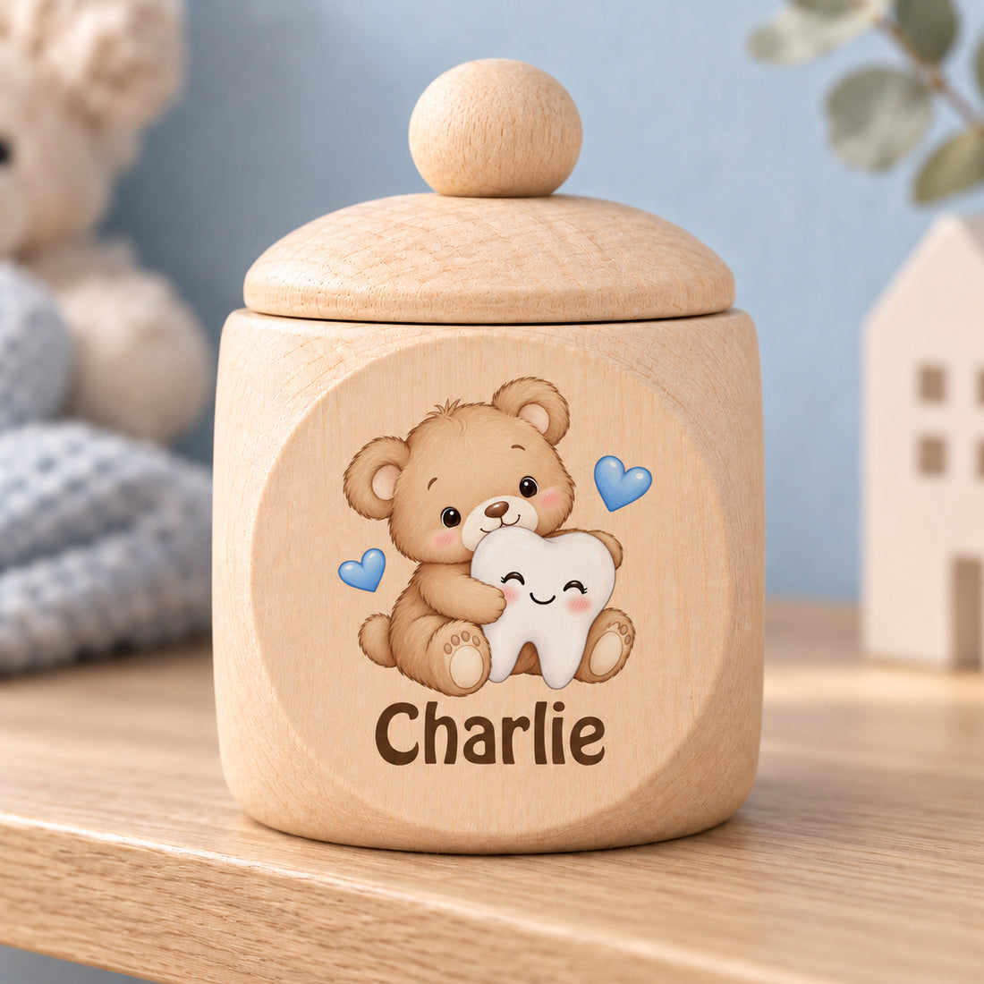 Geschlossene Zahndose mit Motiv Teddybär & Zahn und Beispielname Charlie im Kinderzimmer