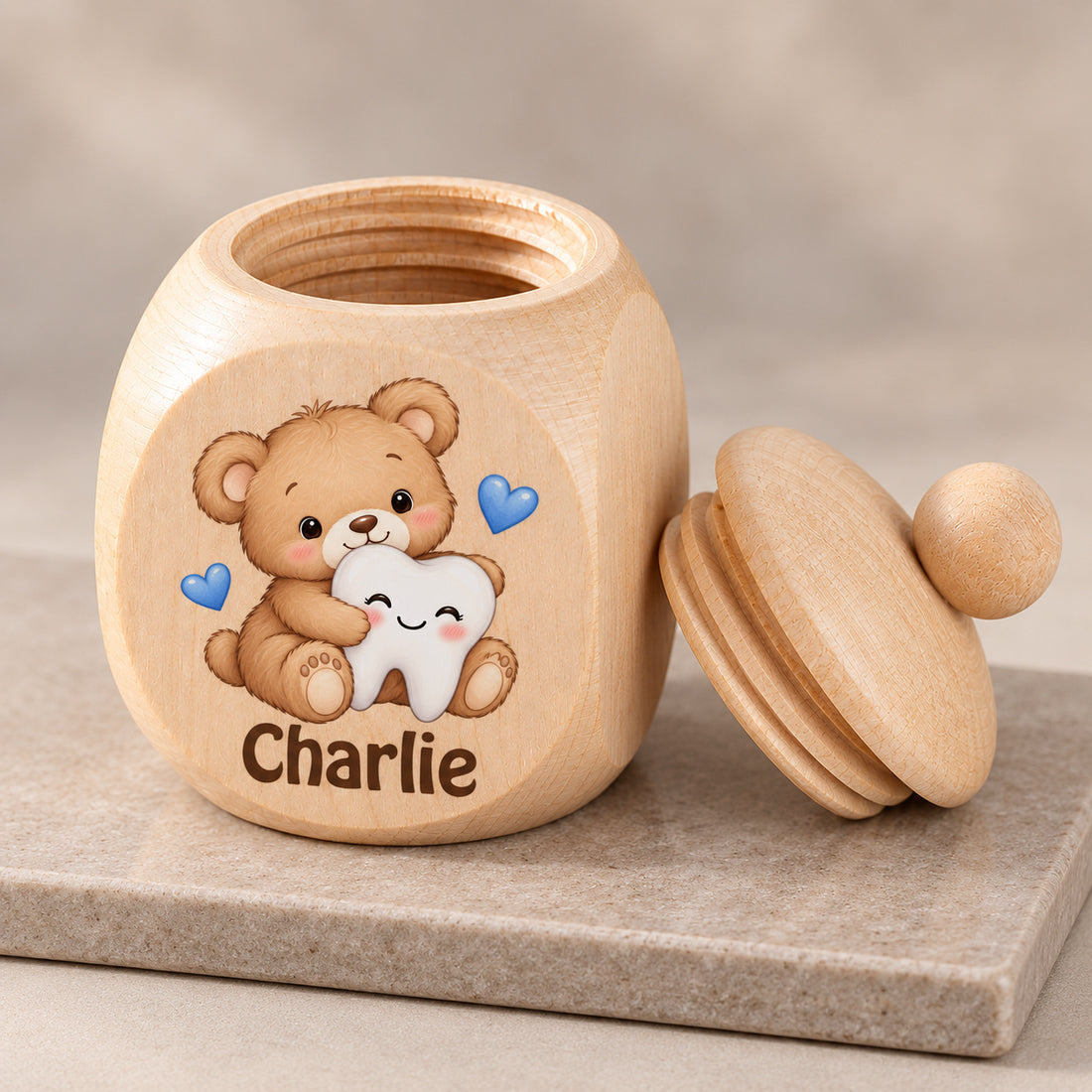 Nahansicht der Zahndose mit Motiv Teddybär & Zahn und geöffnetem Schraubgewinde