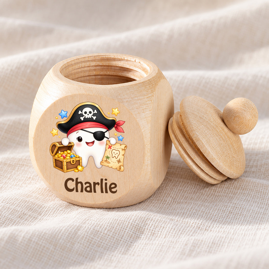 Zahndose mit Motiv Zahn-Pirat geöffnet auf einem Leinentuch