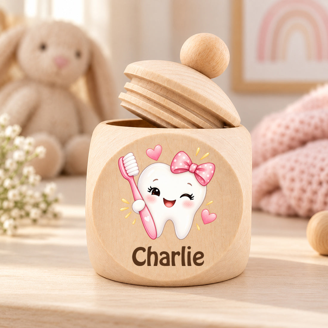 Zahndose mit Motiv Zahn & Zahnbürste geöffnet im Kinderzimmer mit Deckel am Rand