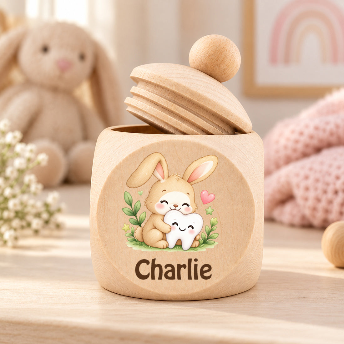 Zahndose mit Motiv Hase & Zahn geöffnet im Kinderzimmer mit Deckel am Rand