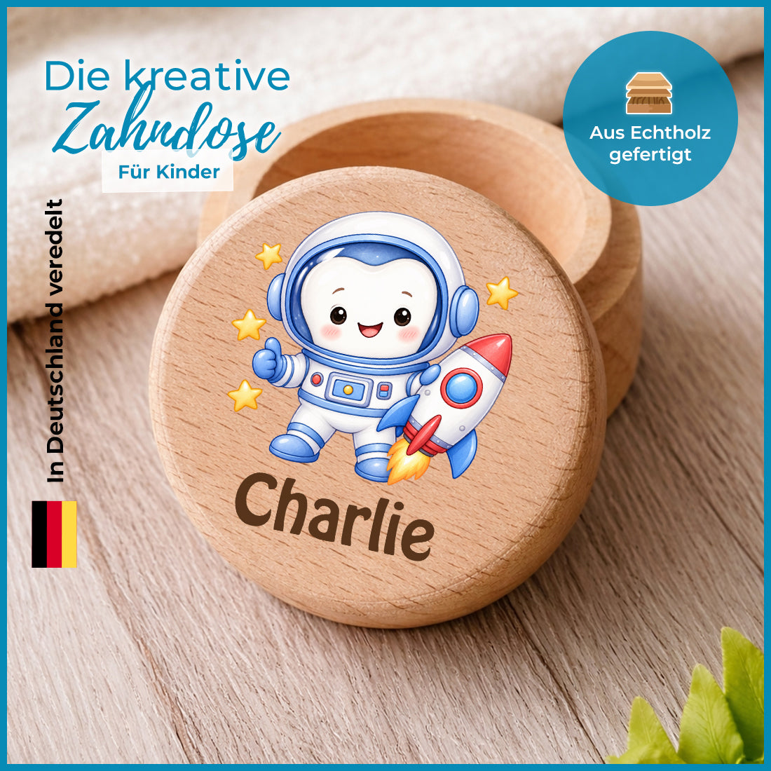 Runde Zahndose mit Motiv Zahn-Astronaut und Beispielname Charlie im Detailbild mit Holzmaserung