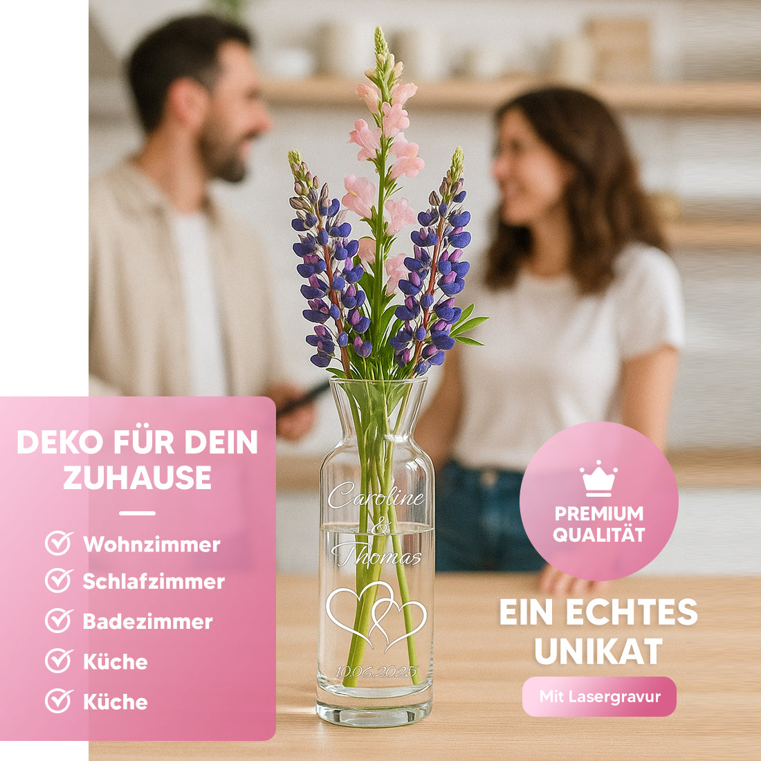 Glückliches Paar im Hintergrund mit einer gravierten Glasvase und lila Blumen im Vordergrund