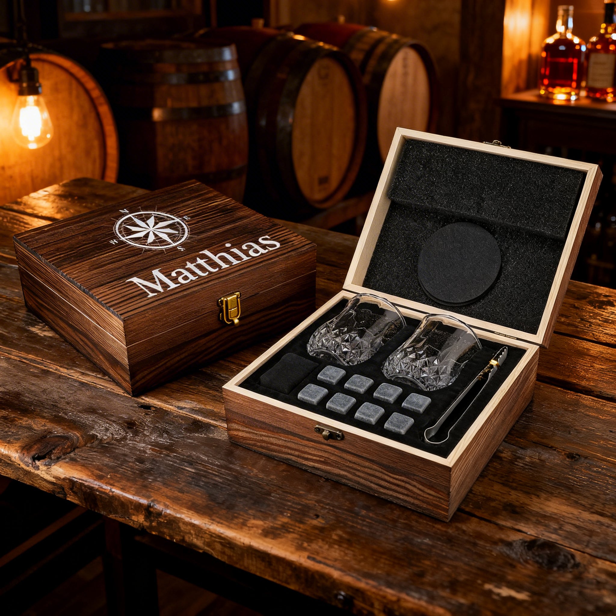 Whisky-Set mehrteilig mit Kühlsteine, Gläser, Untersetzer und gravierter Holzkiste - Motiv Kompass