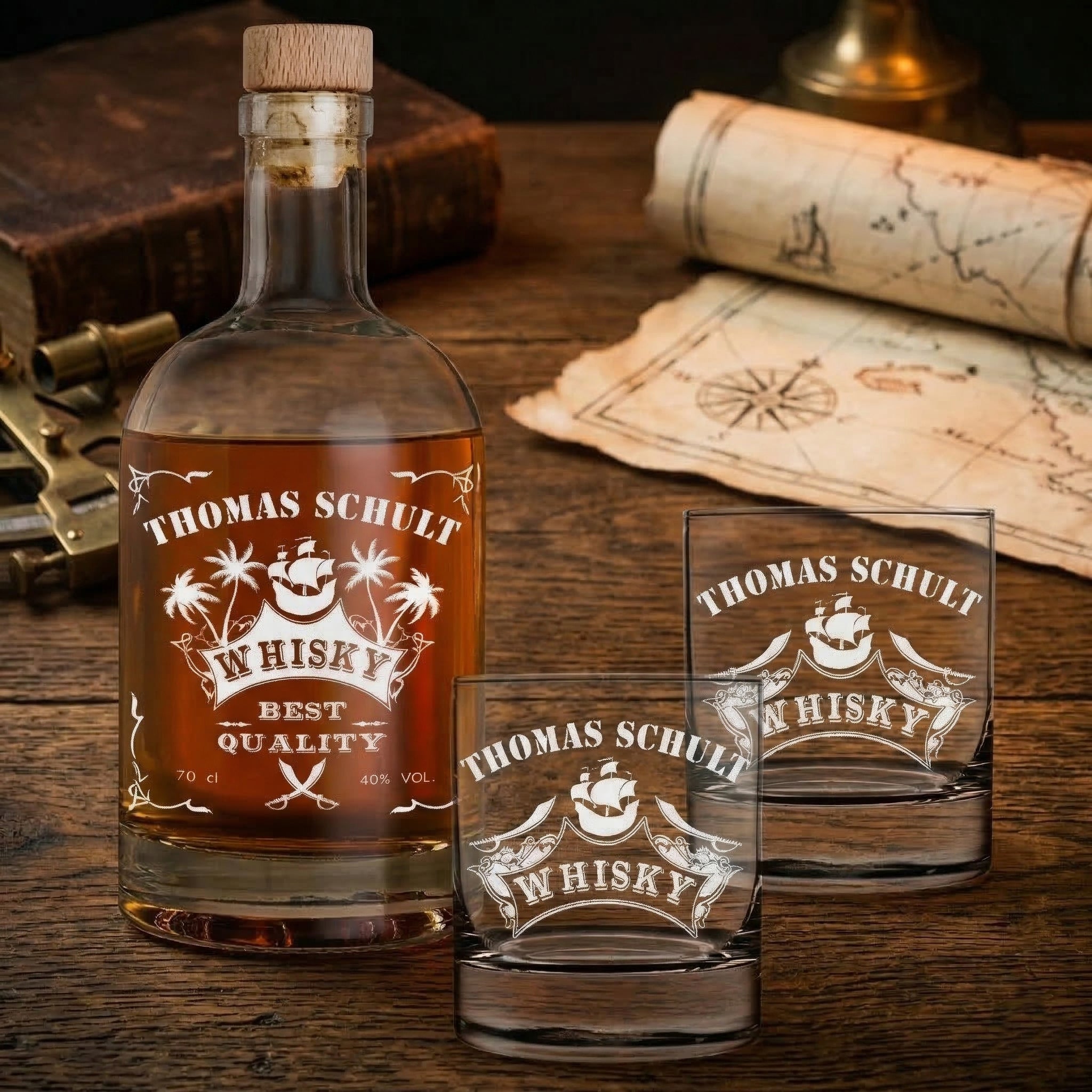 Whiskyflasche 700 ml & 2 Tumbler 320 ml mit personalisierter Gravur - Motiv Piratenschiff