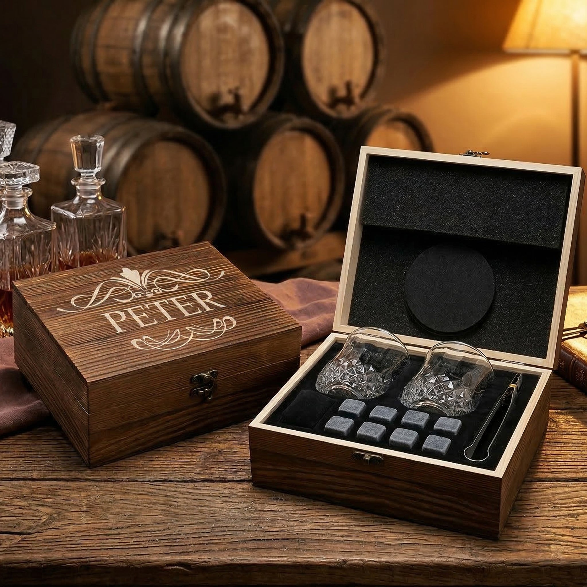 Mehrteiliges Whisky-Set mit Whiskygläser, Kühlsteine und Holzkiste mit Gravur - Motiv Ornament