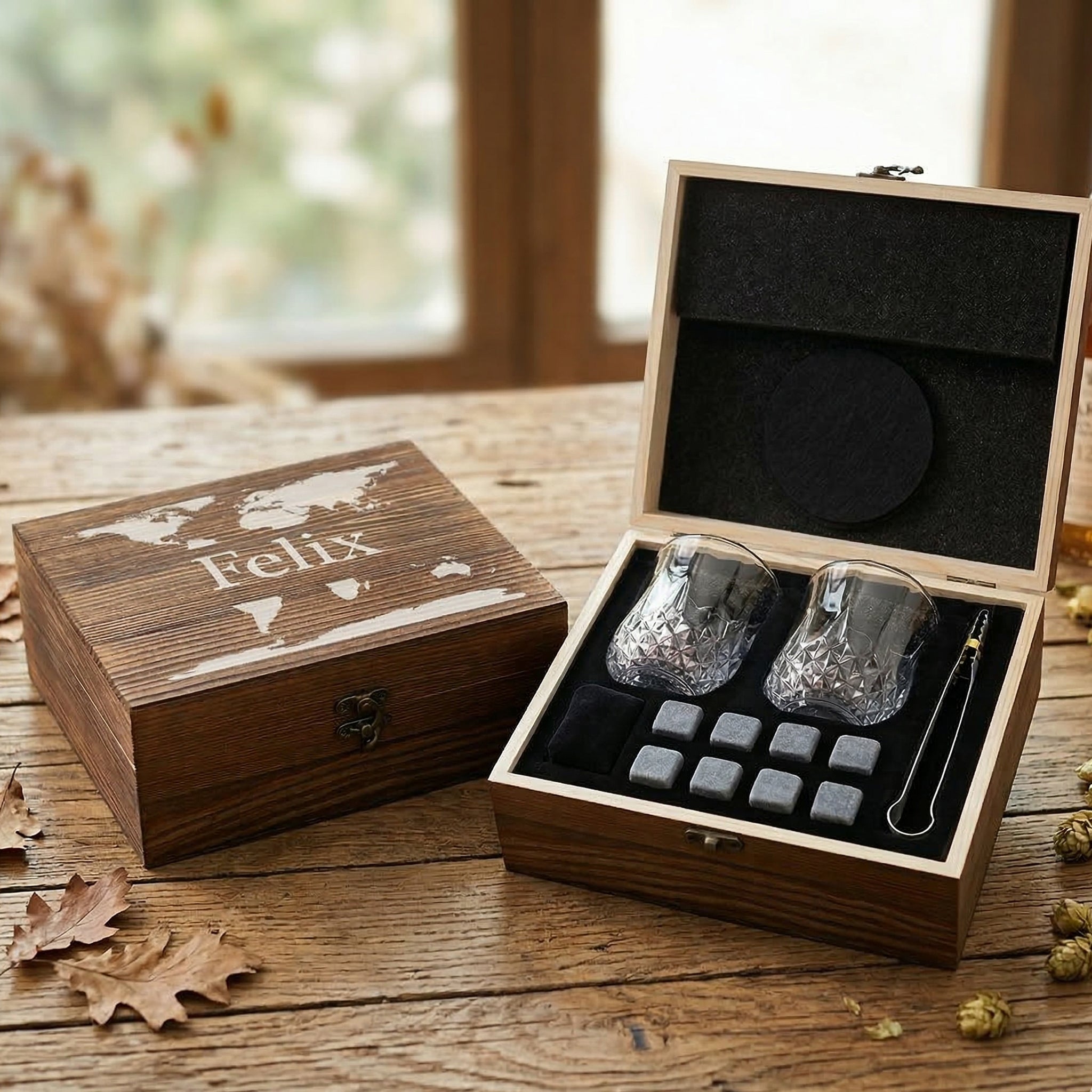 Whisky Geschenkset mit Gläser, Kühlsteine und personalisierte Holzkiste - Motiv Weltkarte