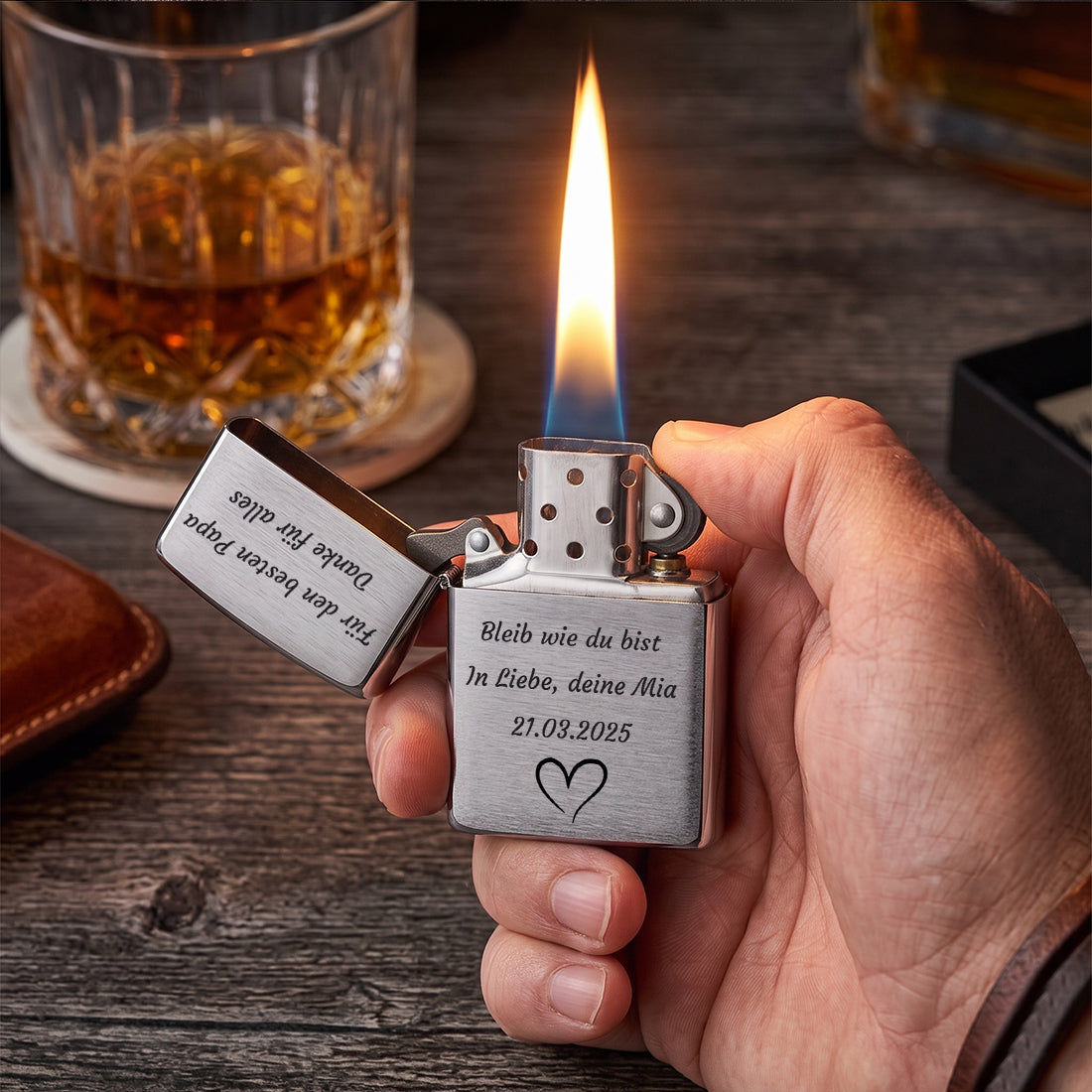 Hand hält brennendes personalisiertes Zippo Feuerzeug mit Deckelgravur