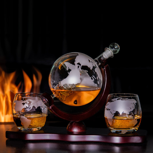 Whiskyset Glas-Karaffe Globus Segelschiff mit gravierter Weltkarte, 2 Whiskygläser und Holz-Tablett